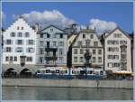 Tram 2000 am Limmatquai in Zrich, wo sich die letzten Wolken der  Junistrung  aus dem Staub machen.