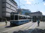 Tram 2000 2001+2311 am 20.6.08 beim Lwenplatz. Dem aufmerksamen Betrachter fallen sofort die fehlenden Dach-Tafeln auf, die die Linie des Fahrzeugs beschreiben. Dies hat einen einfachen Grund, denn der Be 4/6 2001+2311 erhielt vor kurzem das neue ZVV-Leitsystem eingebaut. Dies ermglicht einen flexibleren Einsatz der Fahrzeuge.