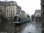 Cobra 3025 verlsst am 28.3.09 den Paradeplatz um via Hauptbahnhof und ETH und zum Zoo zu fahren, wo am diesen Tag viele Besucher unterwegs sind...