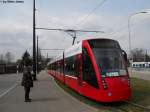 Bernmobil Nr. 659 (Be 6/8 Combino Classic) am 8.4.2010 in Zrich, Auzelg. Als Beweis, dass dieses Bild nicht in Bern entstanden ist, huscht im Hintergrund eine VBZ-Cobra vorbei.