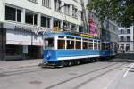 Der historische Motorwagen Ce 2/2 321 steht am 26.6.10 mit dem Anhnger C 687 beim Bahnhof Stadelhofen.