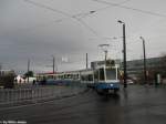 VBZ Nr. 2118+2428 (Tram 2000 Be 4/8 ''Snfte'' + Be 2/4 ''Pony'') am 11.12.2010 beim Bhf. Stettbach.