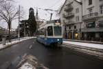 Be 4/6 2054 und Be 2/4 2405 befinden sich am 19.12.10 beim Helmhaus.