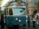 Am 28.5.05 steht bei der Station Rennweg in der Zrcher Bahnhofstrasse eine Mirage Komposition (1646 mit Anhnger aus dem Jahre 1969) der Linie 13 Richtung Frankental. Gut zu sehen das Brlein des Zrcher Teddysommer`s 2005. Wo jedes Tram der 13 Tramlinien ein Brlein bekam.