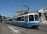 Doppeltraktion mit dem Be 4/6 2067 an der Spitze auf der Linie 17 am Hauptbahnhof in Zrich.