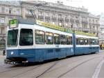 Tram 2000 Nr. 2062 vor der andern Grossbank am Paradeplatz in Zrich. (03.10.2006)