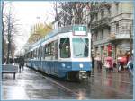 Tram 2000 2043 der Linie 11 nach Messe/Hallenstadion. Ab 10.12.2006 mit Inbetriebnahme des 1. Teils der Glatttalbahn, verkehrt die Linie 11 neu bis Auzelg. Zrich Bahnhofstrasse 06.12.2006