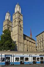 . Harmonisches Stadtbild - Eine Straenbahn fhrt am Abend des 05.06.2015 am romanischen Grossmnster in Zrich vorbei und ergnzt die wunderschne Architektur auf perfekte Art und Weise. (Jeanny)