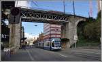 Cobra Tram der Linie 17 auf der Limmatstrasse. Darüber die SBB-Brücke der Wipkinger Linie. (24.09.2015)