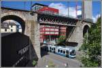 Cobratram der Linie 17 auf der Limmatstrasse unter dem Wipkingerviadukt.