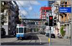 Tram2000 der Linie 17 auf der Limmatstrasse. Im Hintergrund sind das Wipkinger Viadukt und die Brücke zum Letten zu sehen. (24.09.2015)