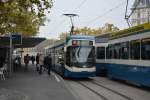 Diese Tram Cobra  3002  fährt am 14.10.2015 auf der Linie 2 zum Bahnhof Tiefenbrunnen.