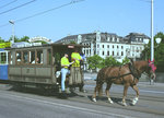 Anlässlich eines Tramfestes in Zürich nochmals ein Rösslitram mit dem Wagen 27 auf der Quaibrücke in Zürich. Leider passte die Bekleidung der Wagenführer, absolut nicht zu diesem historischen Anlass! 20.08.2000 Quaibrücke Zürich