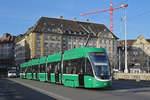 Be 6/8 Flexity 5037, auf der Linie 8, überquert die Mittlere Rheinbrücke.