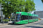 Be 4/6 Flexity 6008, auf der Linie 15, fährt zur Haltestelle Heiliggeistkirche.