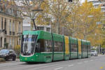 Be 6/8 Flexity 5037, auf der Linie 1, verlässt die Haltestelle Schützenhaus.