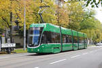 Be 4/6 Flexity 5016, auf der Linie 16, fährt zur Haltestelle Denkmal.