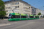 Be 6/8 Flexity 5032, auf der Linie 14, fährt bei der Haltestelle Dreirosenbrücke ein.