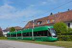 Be 4/6 Flexity 6012, auf der Linie 15, fährt zur Haltestelle Lerchenstrasse.