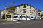 Be 6/8 Flexity 5028 mit Werbung für Basler Museen, auf der Linie 1, fährt bei der Haltestelle Dreirosenbrücke ein.