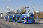 Be 6/8 Flexity 5040  Federer Express , auf der Linie 1, verlässt die Haltestelle Novartis Campus. Die Aufnahme stammt vom 18.11.2021.