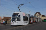 Be 6/8 Flexity 5033 mit der BLKB Werbung, auf der Linie 6 überquert die Mittlere Rheinbrücke.