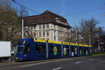 Be 6/8 Flexity 5040 mit der Werbung für die Basler Märkte, auf der Linie 8, fährt zur Haltestelle am Bahnhof SBB.