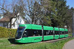 Be 4/6 Flexity 6005, auf der Linie 15, fährt zur Haltestelle Lerchenstrasse.