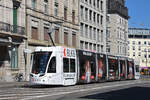 Be 6/8 Flexity 5033 mit der BLKB Werbung, auf der Linie 1, fährt zur Haltestelle Markthalle.