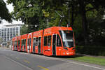 Be 6/8 Flexity 5003, auf der Linie 14, fährt zur Haltestelle Hardstrasse.