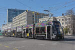 Be 6/8 Flexity 5023 mit der Werbung für die Dreiländer Galerie, auf der Linie 14, verlässt am 18.10.2022 die Haltestelle Dreirosenbrücke.