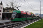 Be 6/8 Flexity 5038 mit einer Weihnachtsdekoration, auf der Linie 14, fährt am 28.11.2022 bei der Haltestelle Gempenstrasse ein.