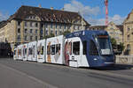 Be 6/8 Flexity 5028/ mit der Werbung für die Basler Museen, auf der Linie 6, überquert am 11.09.2022 die Mittlere Rheinbrücke.