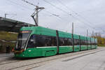 Be 6/8 Flexity 5008 mit einer Weihnachtsdekoration, auf der Linie 3, wartet am 30.11.2022 an der Endstation beim Bahnhof Saint Louis.