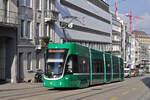 Be 4/6 Flexity 6012, auf der Linie 16, fährt am 05.12.2022 zur Haltestelle Markthalle.