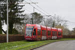 Be 4/6 Flexity 6011 mit der Werbung für die Raiffeisen Bank, auf der Linie 15, fährt am 23.01.2023 zur Haltestelle Studio Basel.