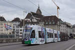 Be 6/8 Flexity 5011 mit der Werbung für Pferde Anlässe in Basel, auf der Linie 14, überquert am 12.04.2023 die Mittlere Rheinbrücke.