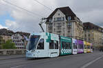 Be 6/8 Flexity 5007 mit der Baloise Werbung, auf der Linie 14, überquert am 25.04.2023 die Mittlere Rheinbrücke.