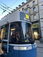 VBZ - Bombardier Flexity Be 6/8 Nr. 4015 unterwegs auf der Linie 13 am 28.Oktober.2023 an der Haltestelle Rennweg