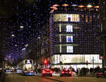 Neben den hell erleuchteten Gebäuden an der Zürcher Bahnhofstrasse imponiert vor allem die Weihnachtsbeleuchtung 'Lucy'.