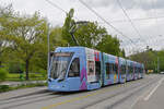 Be 6/8 Flexity 5034 mit der Werbung für Universitäres Zentrum Basel für Zahnmedizin (UZB), auf der Linie 6, bedient am 15.04.2024 die Haltestelle Weilstrasse.