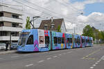 Be 6/8 Flexity 5034 mit der Werbung für Universitäres Zentrum Basel für Zahnmedizin (UZB), auf der Linie 6, bedient am 15.04.2024 die Haltestelle Kirche in Allschwil.