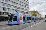 Be 6/8 Flexity 5034 mit der Werbung für Universitäres Zentrum Basel für Zahnmedizin (UZB), auf der Linie 6, bedient am 15.04.2024 die Haltestelle Gewerbeschule.