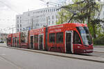 Be 4/6 Flexity 6011 mit der Werbung für die Raiffeisen Bank, auf der Linie 15, bedient am 29.04.2024 die Haltestelle Grosspeterstrasse.