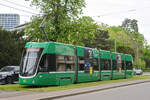 Be 4/6 Flexity 6007, auf der Linie 15, fährt am 29.04.2024 zur Haltestelle Grosspeterstrasse.