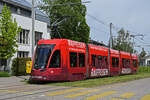 Be 4/6 Flexity 6011 mit der Werbung für die Raiffeisen Bank, auf der Linie 16, bedient am 04.05.2024 die Haltestelle Hauensteinstrasse.