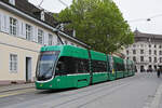 Be 6/8 Flexity 5015, auf der Linie 3, fährt am 04.05.2024 den Steinenberg hinunter zur Haltestelle Barfüsserplatz.