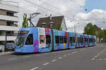 Be 6/8 Flexity 5034 mit der Werbung für Universitäres Zentrum Basel für Zahnmedizin (UZB), auf der Linie 6, bedient am 15.04.2024 die Haltestelle Kirche in Allschwil.