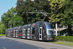 Be 6/8 Flexity 5009 mit der Werbung für Pferde Anlässe in Basel, auf der Linie 8, fährt am 11.06.2025 zur Haltestelle am Aeschenplatz. Aufnahme Basel.