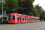 Be 6/8 Flexity 5022 mit der Werbung für Hilti Art Foundation in Vaduz, auf der Linie 8, fährt am 16.06.2025 zur Haltestelle am Bahnhof SBB.